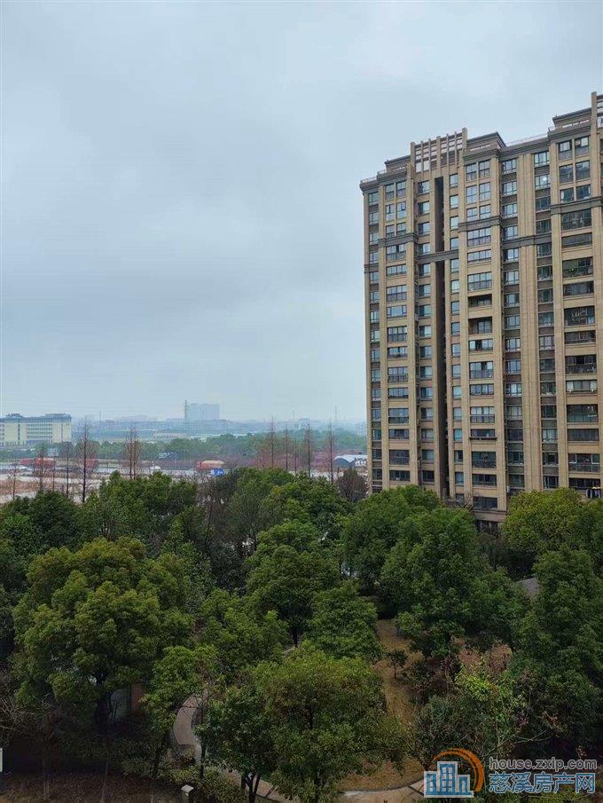 白金湾中间楼层带车位三室二卫136平  