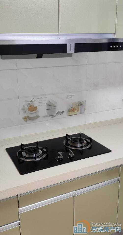 白金湾三室二厅二卫精装首次出租带车位