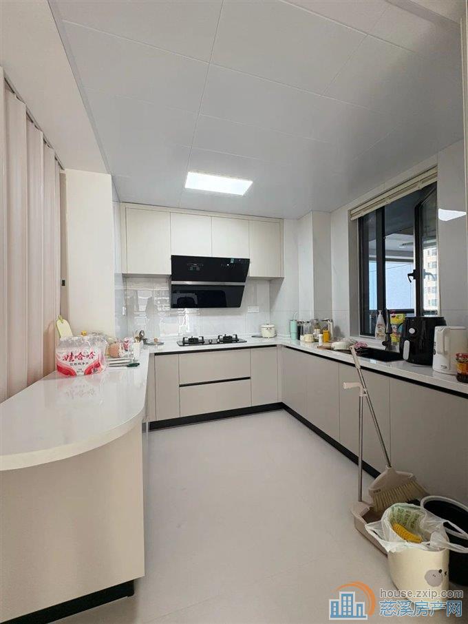 紫阙台精装三室二卫4000元/月