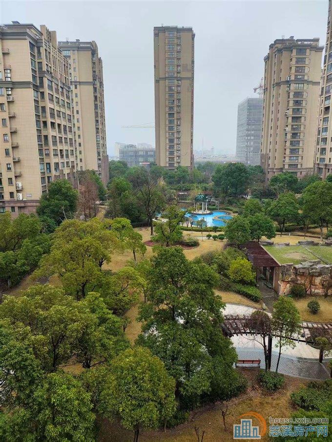 白金湾中间楼层带车位三室二卫136平  