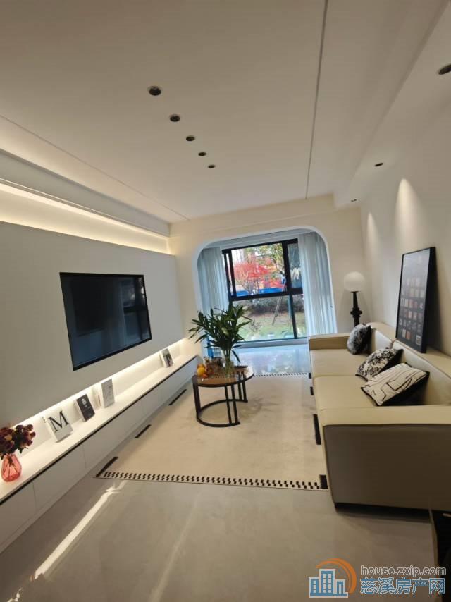 蔚蓝云图一楼70平精装87万未2年