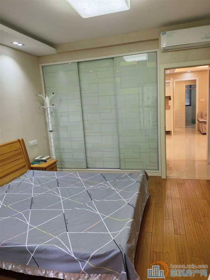 白金湾中间楼层带车位三室二卫136平  