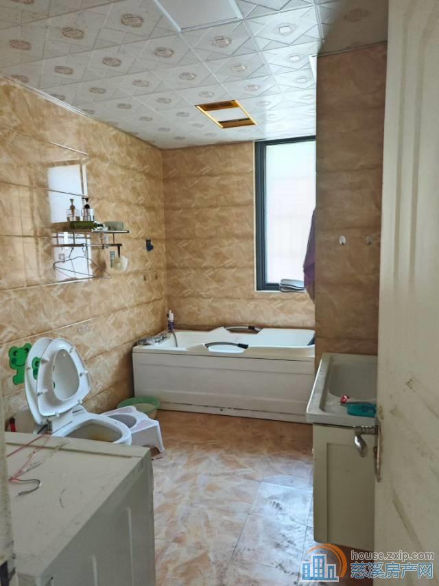 界牌新村房子在一楼132平毛坯125万