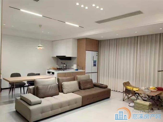 云逸里3室2厅1书房6900包物业