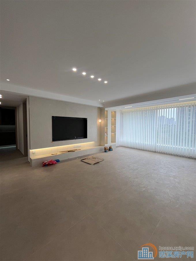 天誉华府205平全新装修带车位380万