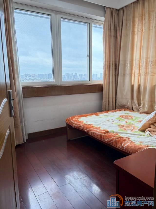 玲珑小区单身公寓7楼朝南小两室1600元