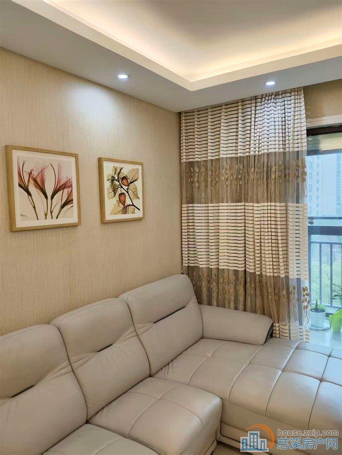 白金湾中间楼层带车位三室二卫136平  