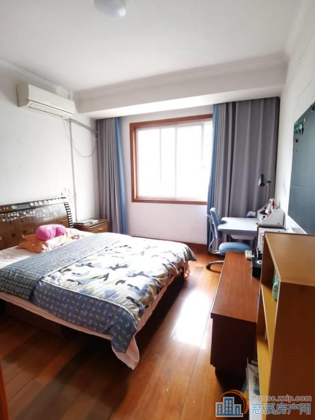 华泰苑中间楼层138平精装153万