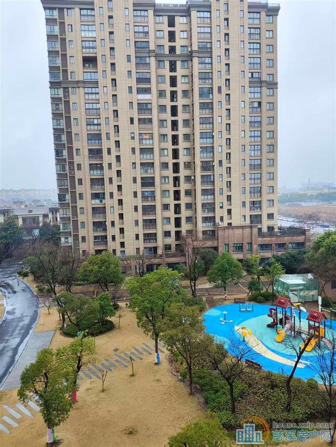 白金湾中间楼层带车位三室二卫136平  