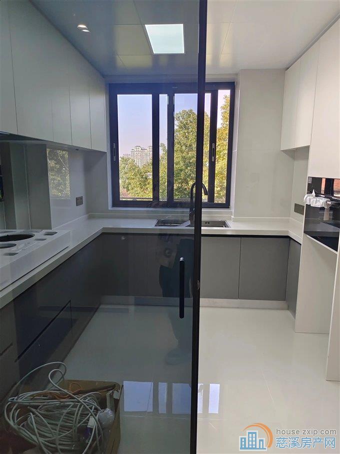 华泰苑 全新精装 未住过 133平带车库