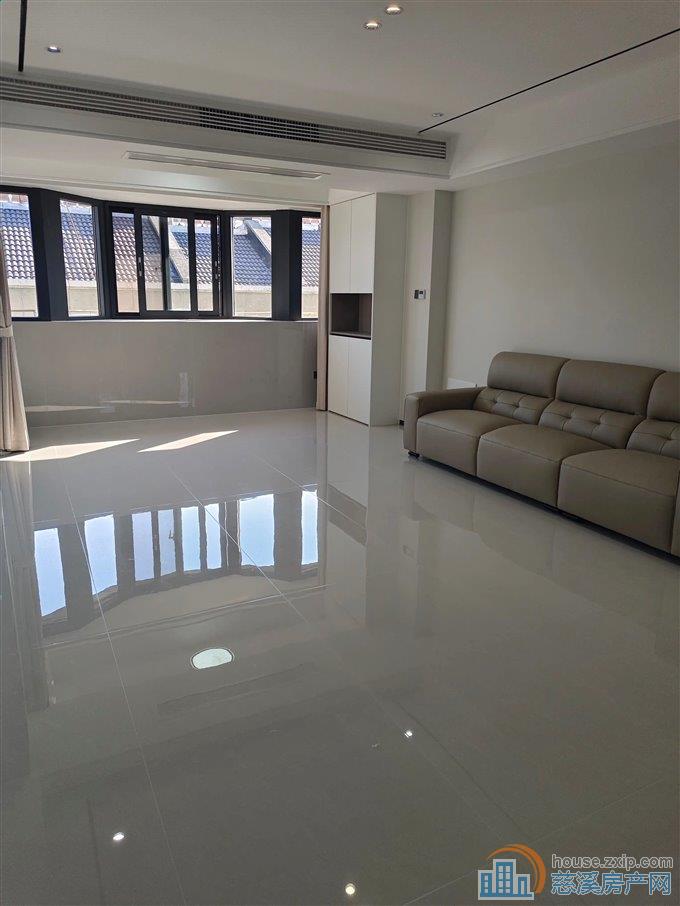 华泰苑 全新精装 未住过 133平带车库