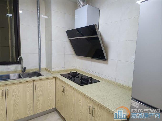 峙山庄园130平精装三室二卫3200元