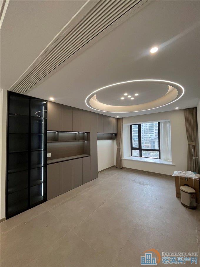 天誉华府205平全新装修带车位380万