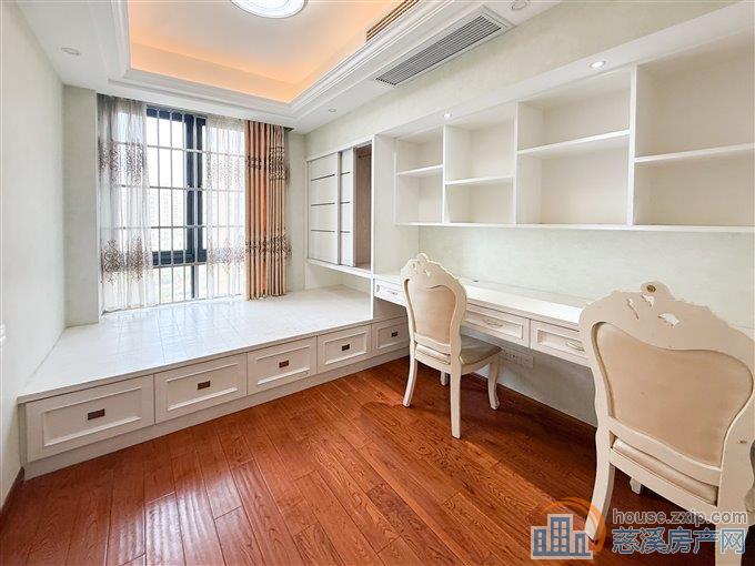 界牌新村138平145万送车位保养好