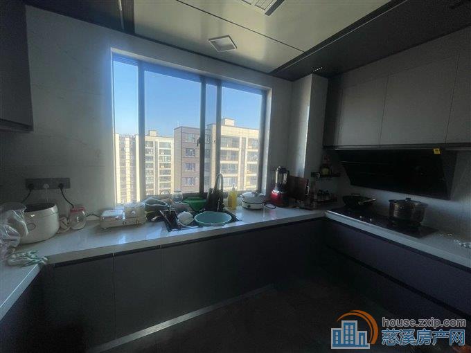 珑玥府112平188万精装修三居室