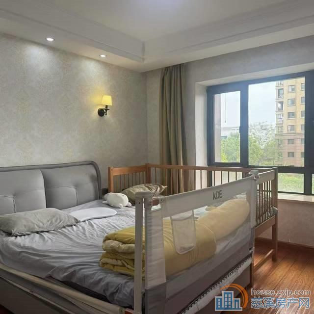 白金湾 134平朝南三间 自住装修