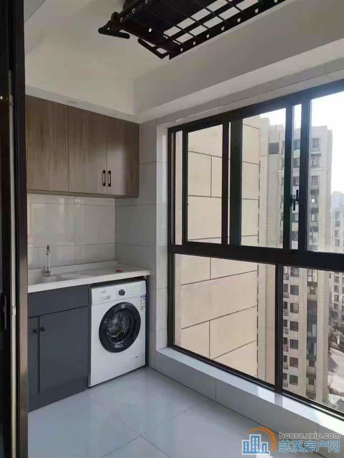 中海湖心半岛豪装4室2卫5500元