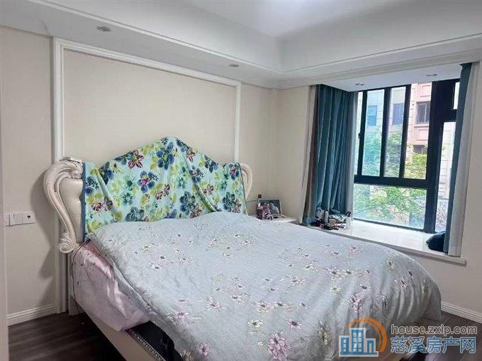 金色港湾6层电梯洋房中层114平精装车位