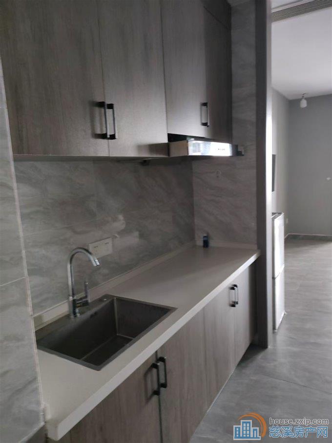 金沙半岛多套67平精装朝南2400元