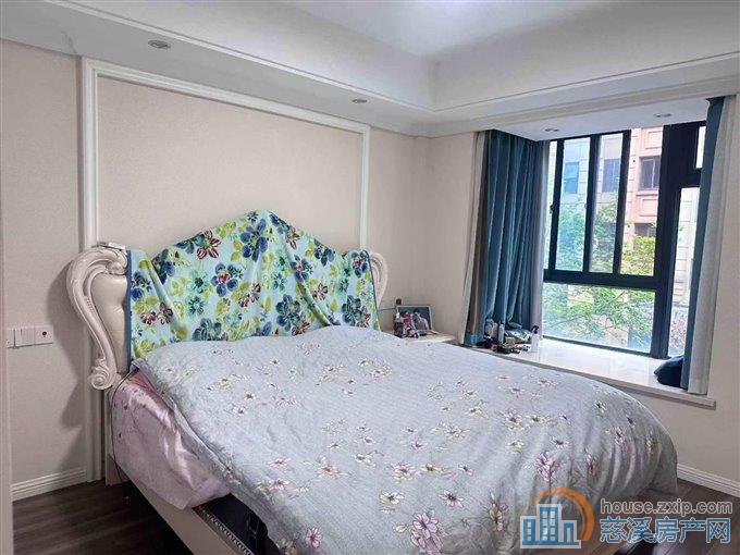 金色港湾小区总高6层电梯纯洋房