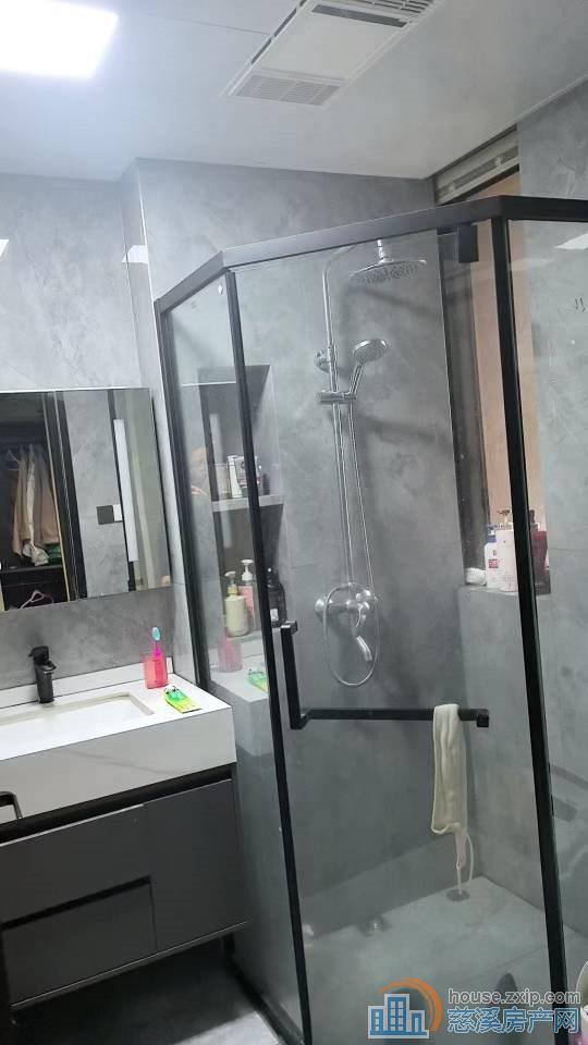 尚德家园124平带车位，新装修才两年