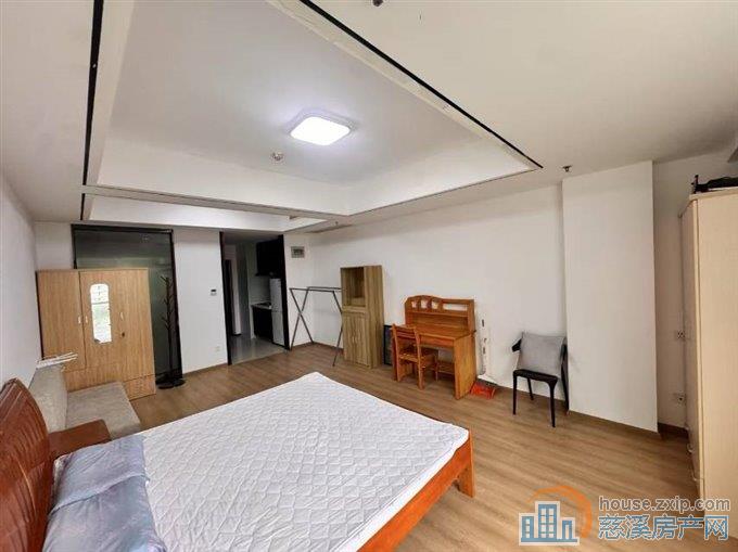 联盛大厦精装公寓，外圈朝东1300元