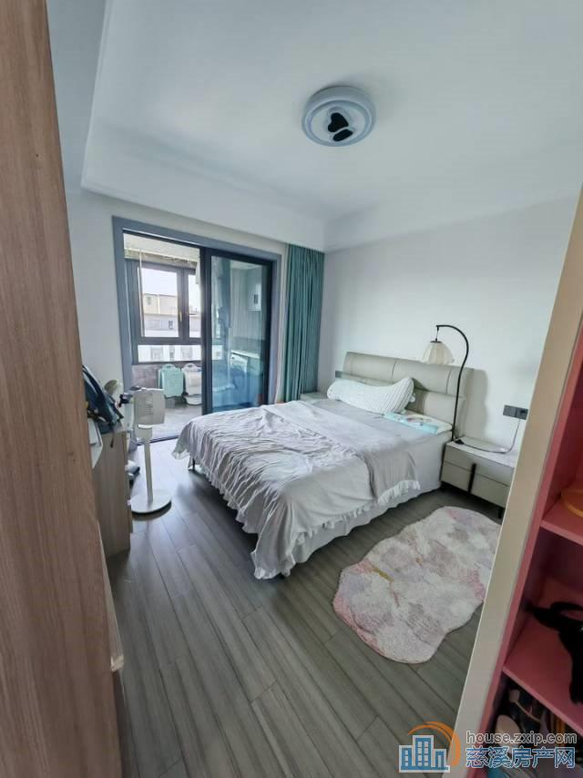 阅江府132平顶楼精装拎包入住可读书