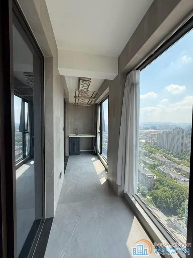 江畔壹号苑湖景房中上层带车位全新精装
