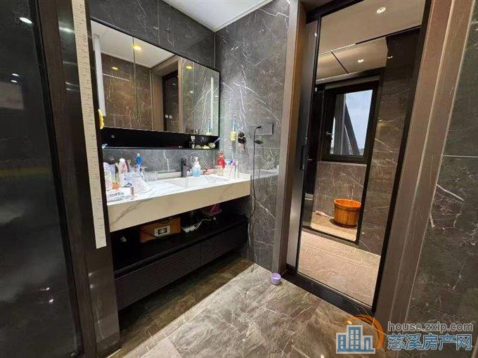珑玥府豪华装修带地暖十超级大露台直接房源