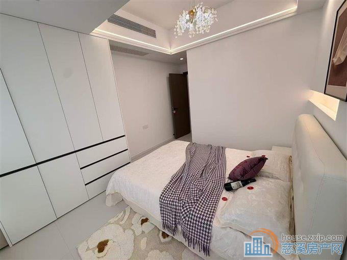 丽晶大厦黄金楼层东边套两室精装直接房源