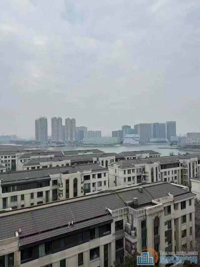 中海湖心半岛花苑豪装126平边套275万