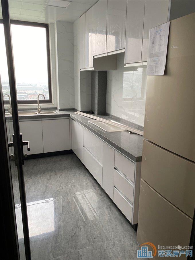 元亨雅园 装修干净清爽，家具家电齐全，