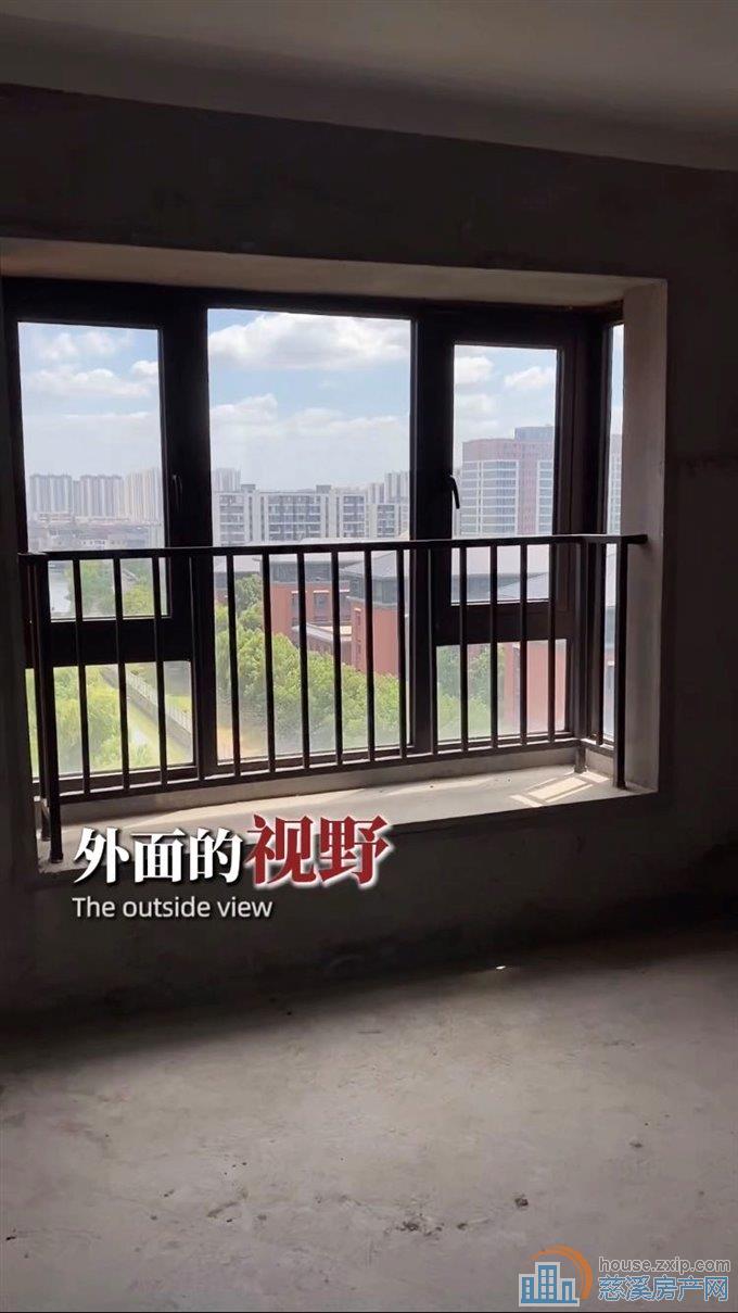 紫荆府 边套送车位