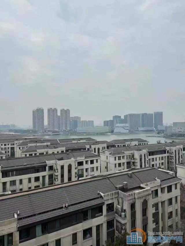 中海湖心半岛豪装湖景房126平288万