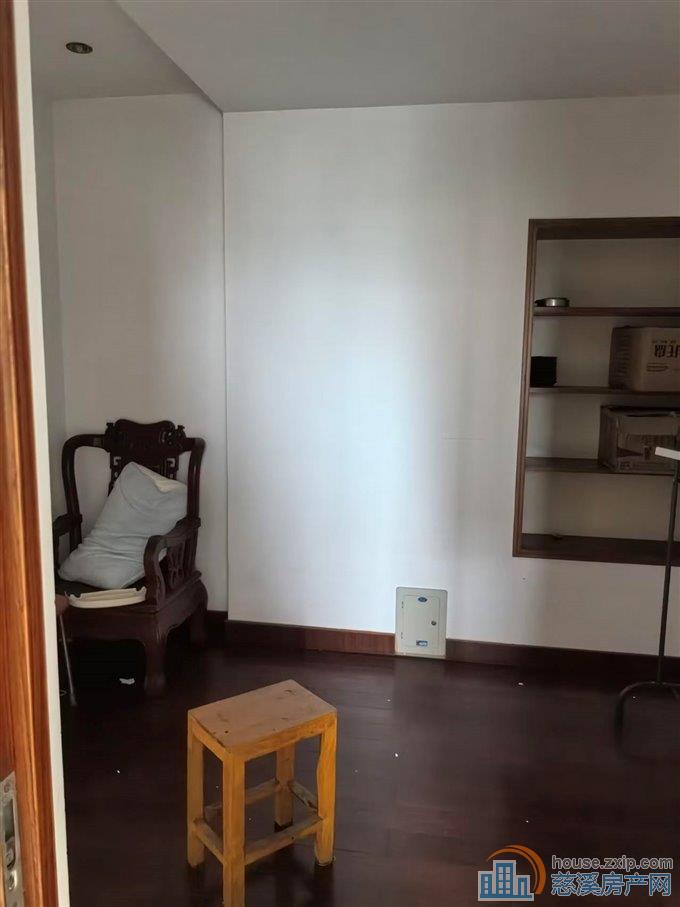 玲珑小区电梯房二室精装2000元/月