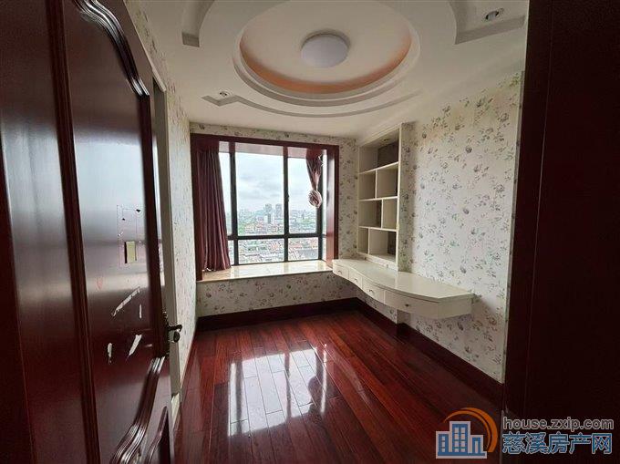 市中心三北名都152平120万送车位